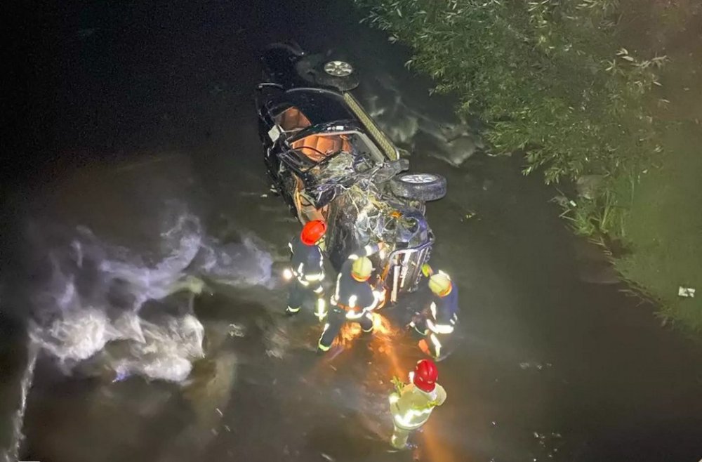 На Закарпатті бійці ДСНС врятували водія з автомобіля, який впав з моста у річку (ФОТО)