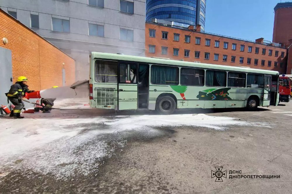 У Дніпрі на вулиці загорівся пасажирський автобус (ФОТО)