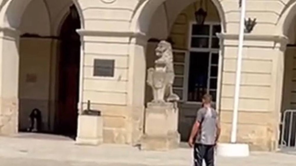 У Львові чоловік перед ратушею облив себе бензином (ВІДЕО)