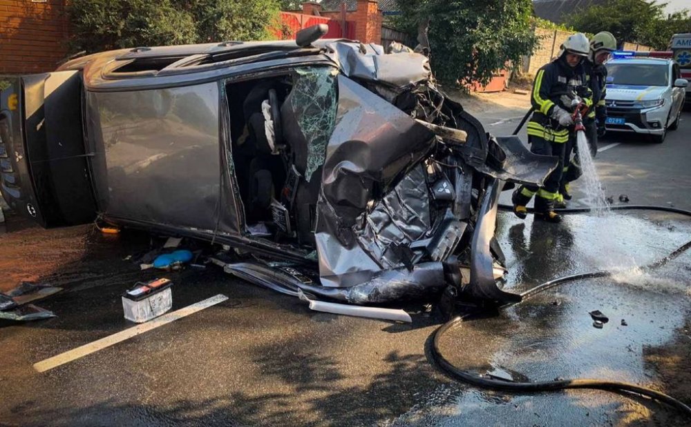 Купа заліза і загиблий: у Гостомелі: водій автомобіля «Mitsubishi Lancer» зіткнувся із парканом (ФОТО)