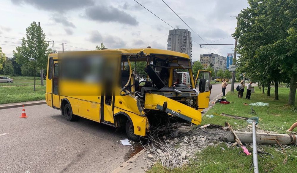 У Львові маршрутка врізалася в стовп: що відомо (ФОТО)
