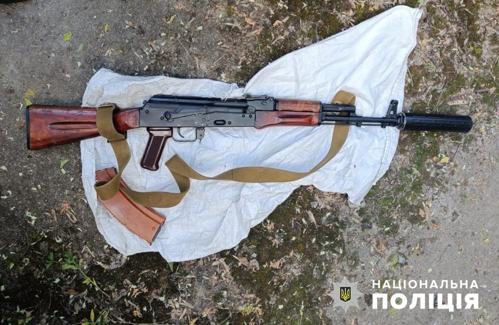 На Буковині поліцейські затримали збувача вогнепальної зброї та боєприпасів (ВІДЕО)