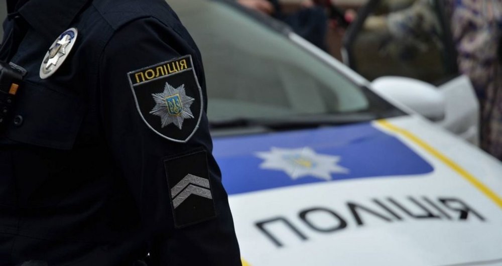Суд оштрафував червоноградку, яка п’яною стрибала по чужих авто і лаялася з поліцією