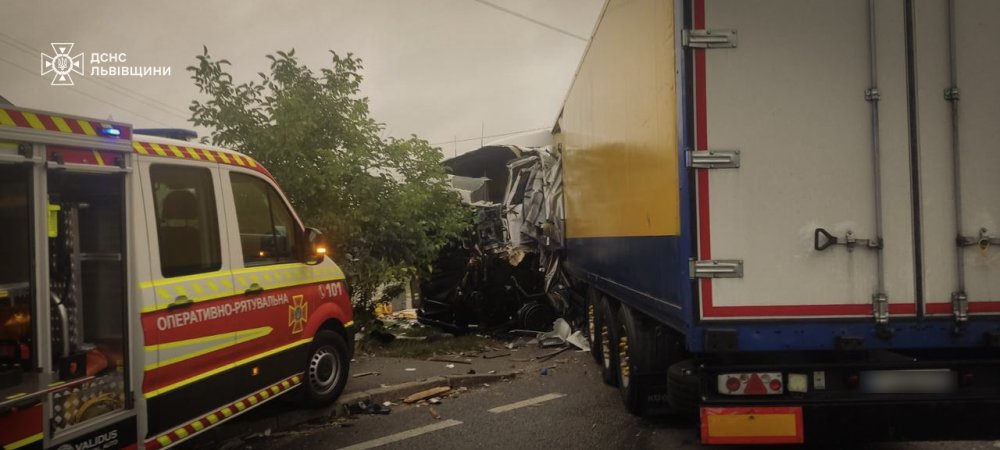 На Львівщині сталася серйозна аварія: через потрощені вантажівки перекрили рух (ВІДЕО)