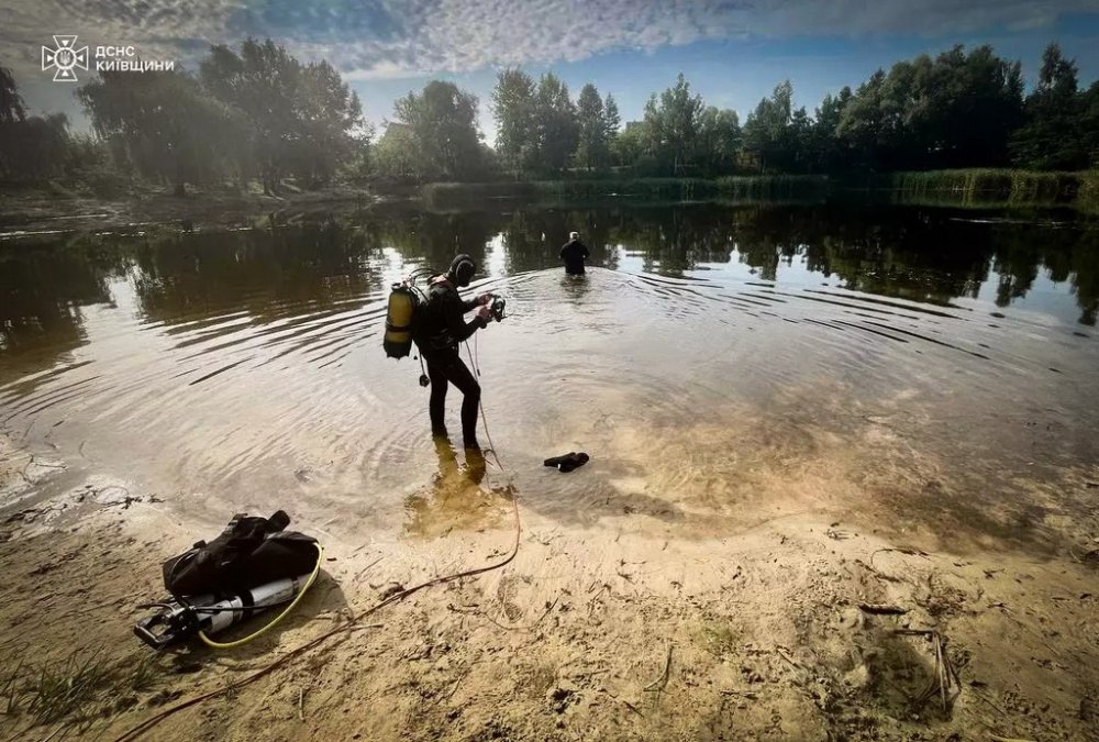 На Київщині водолази підняли на берег озера тіло потопельника (ФОТО)