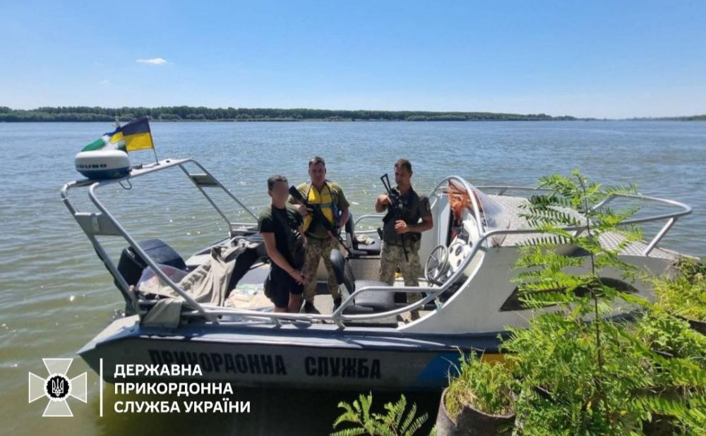 Місія нездійсненна: прикордонники зловили у Дунаї ухилянта на підводному скутері (ФОТО)