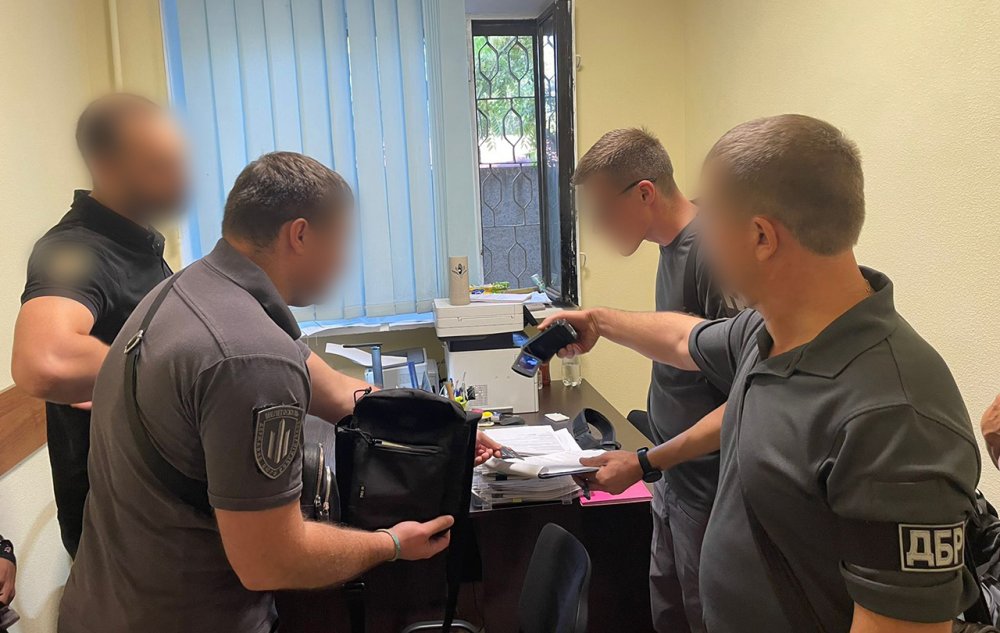 На Запоріжжі повідомлено про підозру правоохоронцю, який цинічно привласнив кошти померлої людини