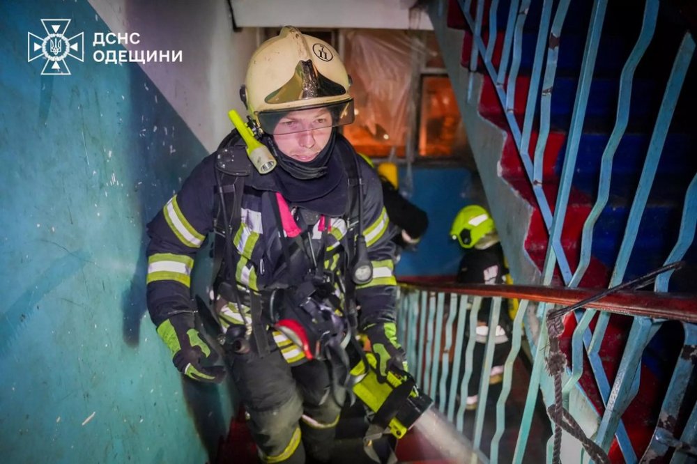 В Одесі рятувальники ДСНС евакуювали 20 дорослих і 4 дітей та здолали пожежу в будинку (ФОТО)