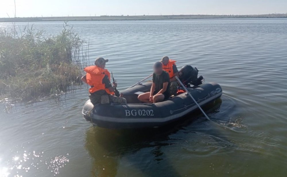 Ховався в очереті: на Одещині дістали з води ухилянта (ВІДЕО)