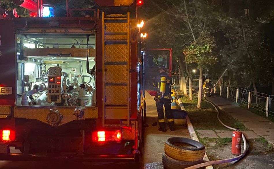 На Оболоні загорівся балкон: рятувальники виводили людей вночі на вулицю (ФОТО)