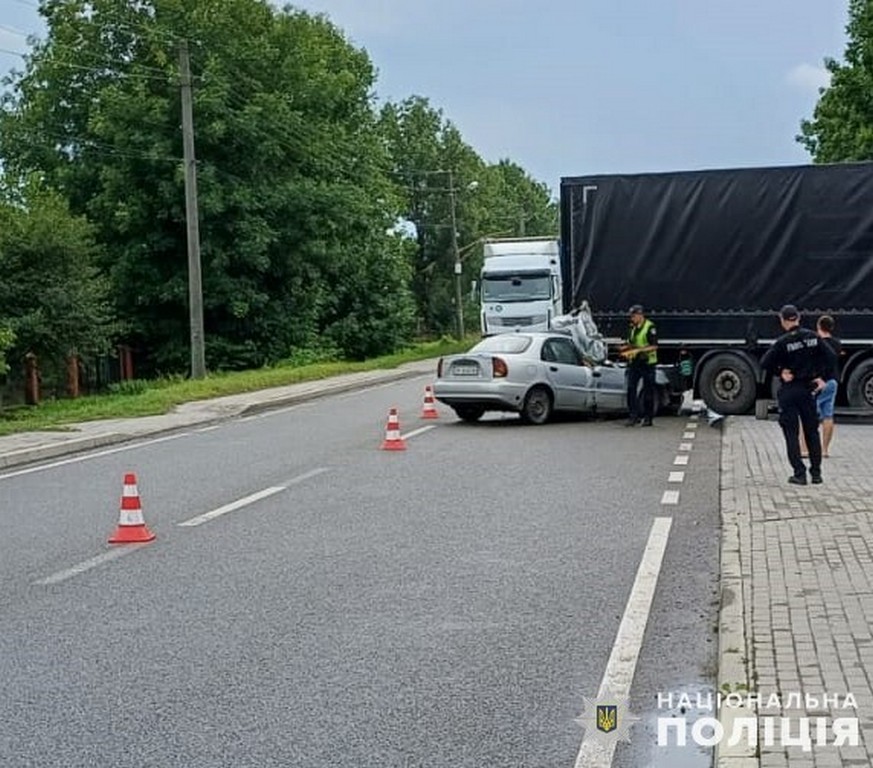 На Львівщині зіткнулися вантажівка та легковик: є постраждалі (ФОТО)