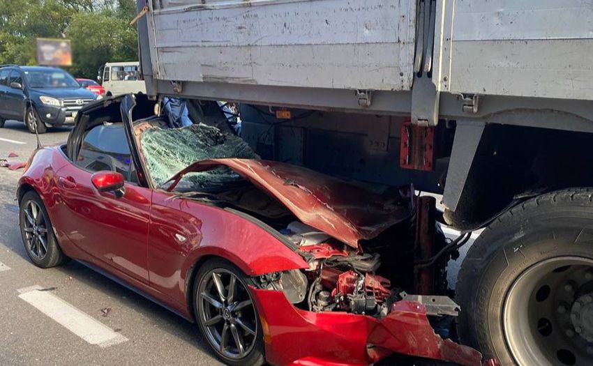 У Києві кабріолет влетів під вантажівку: водій загинув (ФОТО)