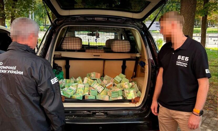 Повний багажник готівки: Бухгалтера постачальника Міноборони викрили з майже 5 млн «чорних» євро (ФОТО)