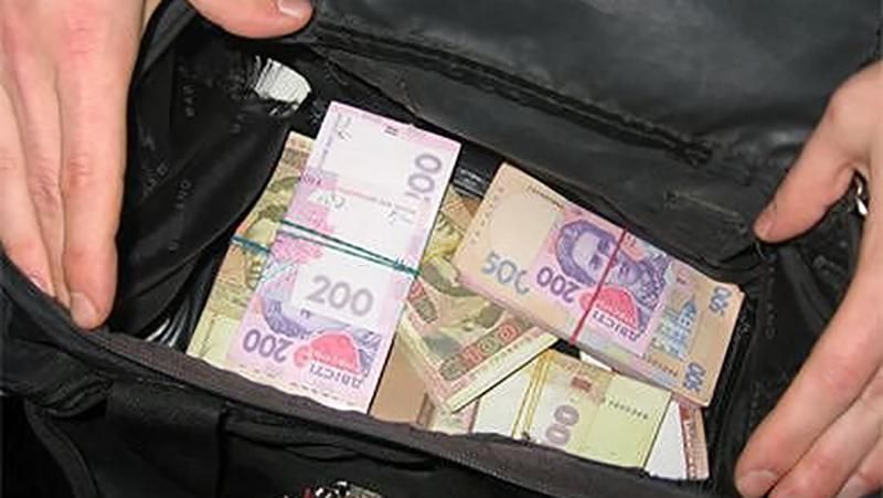 У Києві чоловік викрав з авто сумку з грошима: що йому загрожує