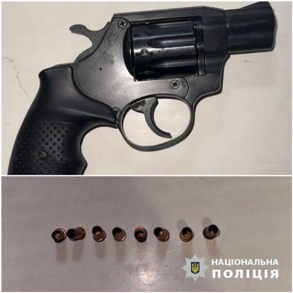 На Одещині викрито літнього дебошира, який обстріляв чужий будинок та вимахував пістолетом перед дітьми (ФОТО)