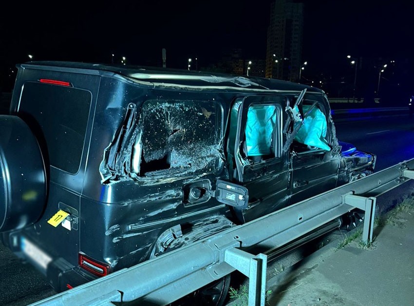 У Києві елітний позашляховик влетів у відбійник: у ДТП загинув пасажир (ФОТО)