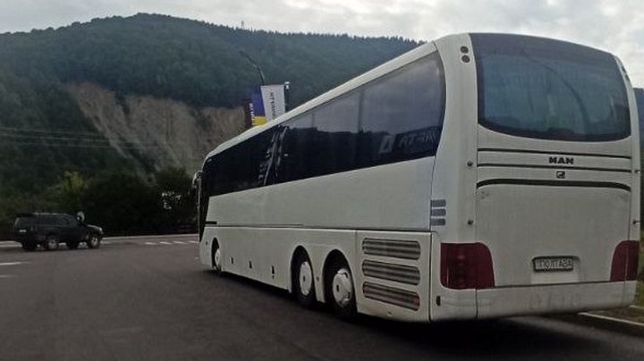 Автобус із туристами з Полтави залишився без водія, бо його забрали в Яремчі військкоматчики