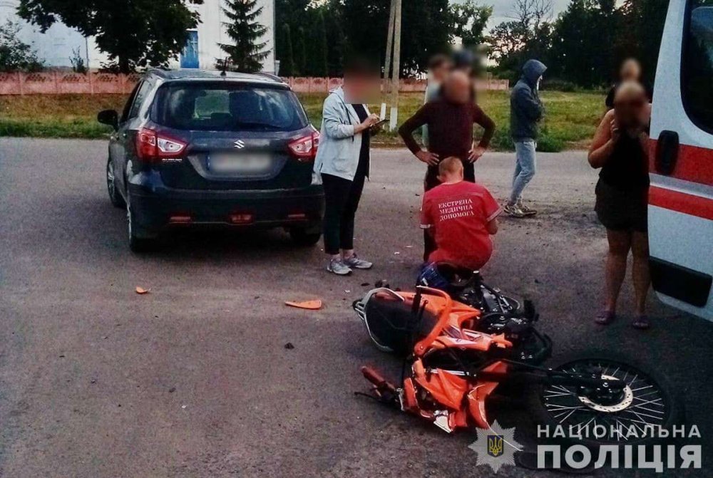 На Сумщині легковик під кермуванням літнього чоловіка збив двох підлітків на мотоциклі (ФОТО)