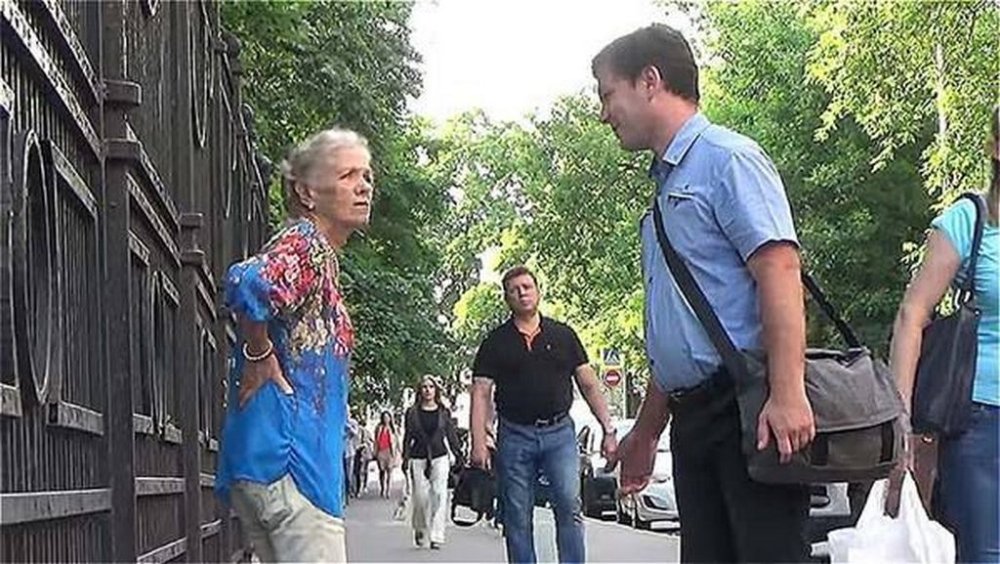 У Києві юнак запропонував донести важку сумку бабусі й пограбував її