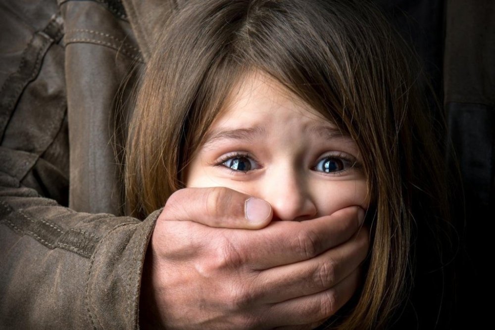 На Сумщині судитимуть чоловіка, який кілька разів зґвалтував неповнолітню дівчинку