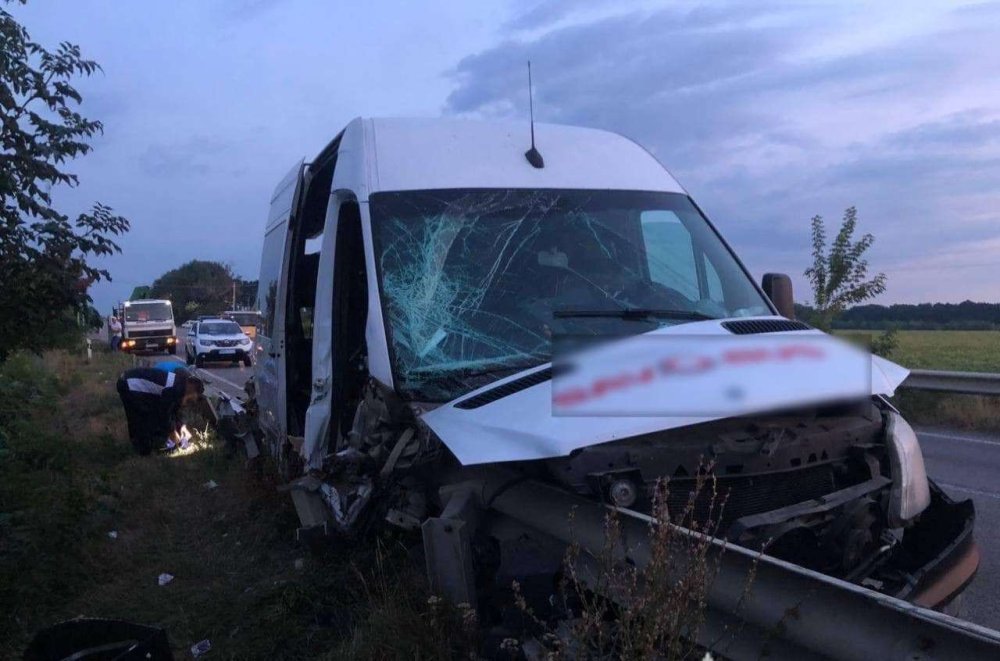 Внаслідок ДТП в Черкаській області бусик нанизався на відбійник, поранені дві жінки та дівчина (ФОТО)