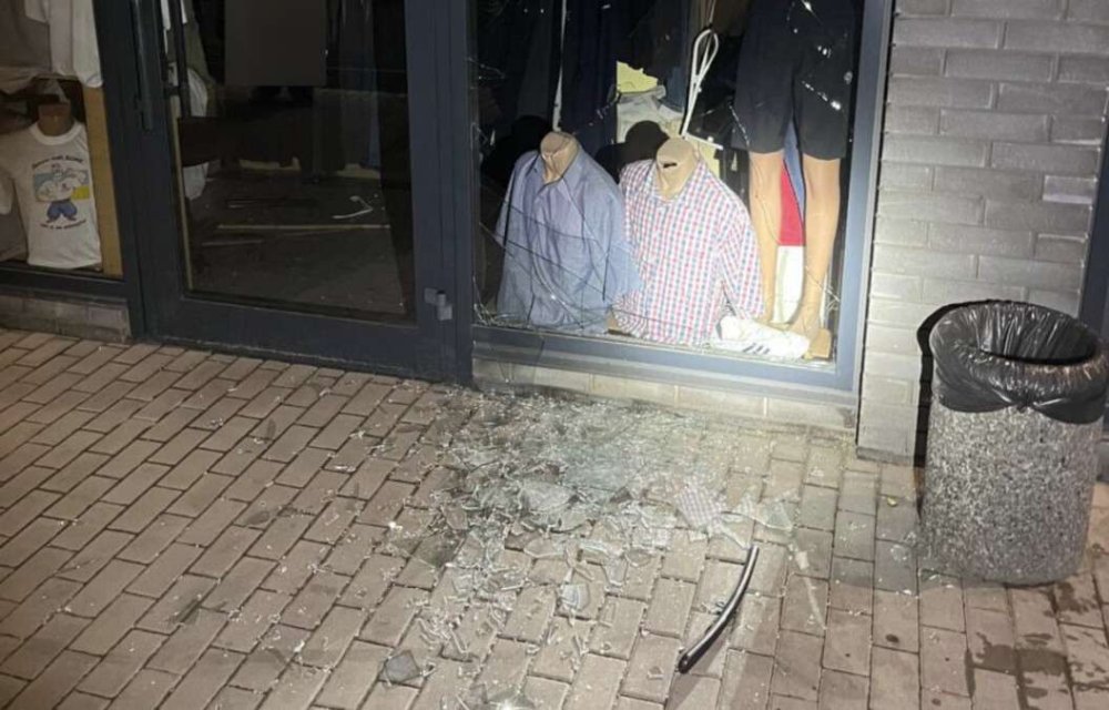 У Дніпрі вночі крадій розбив вітрину магазину і "обчистив" його