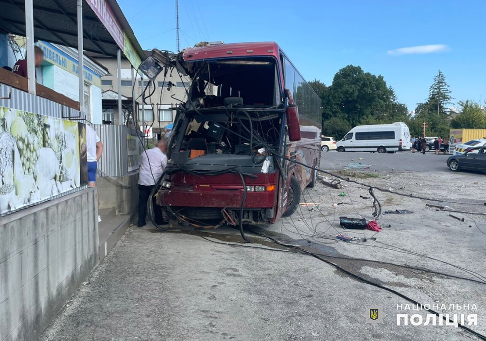 На Буковині автобус із дітьми злетів з дороги