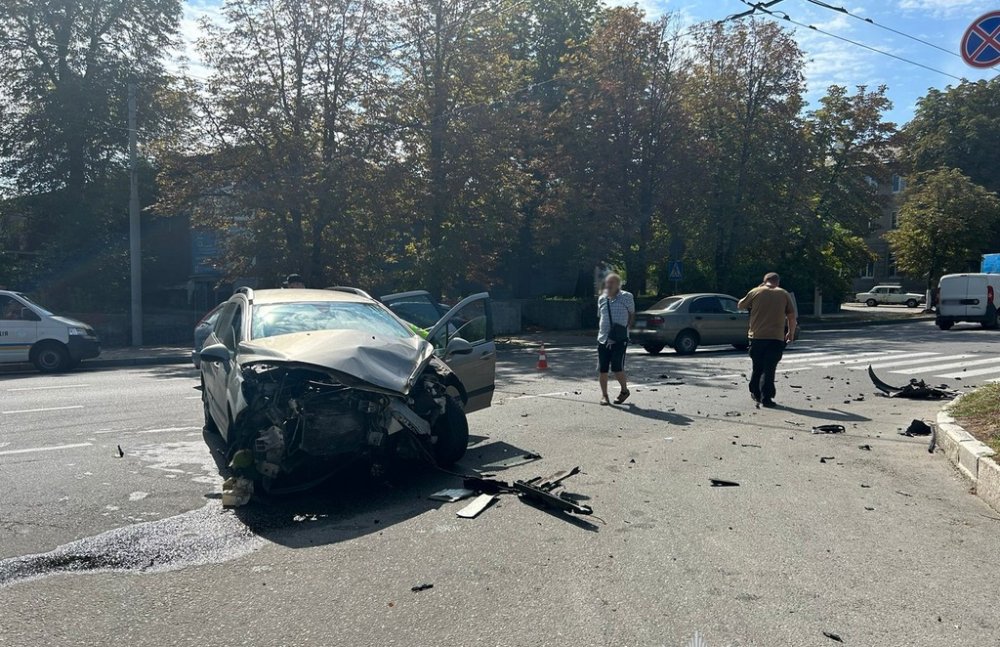 У Харкові внаслідок зіткнення двох легковиків постраждав маленький хлопчик (ФОТО)