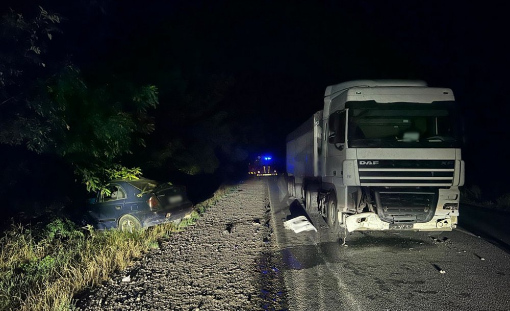 На Одещині легковик влетів під фуру, внаслідок ДТП його водій загинув (ФОТО)