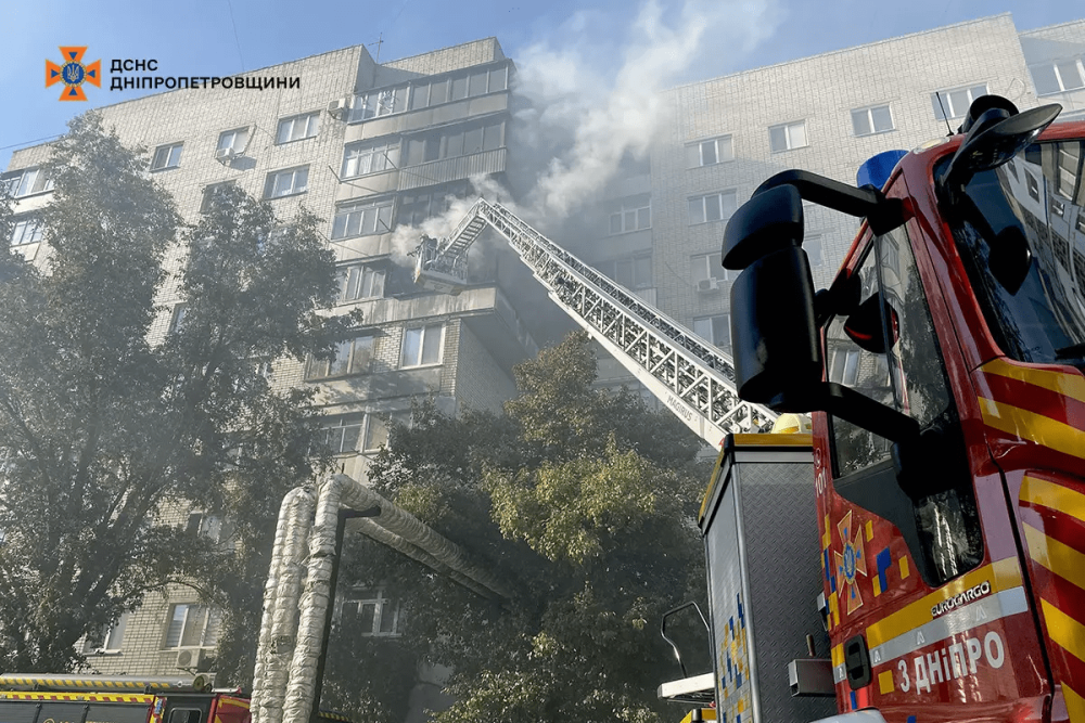 У Дніпрі сталася масштабна пожежа у багатоповерхівці (ВІДЕО)