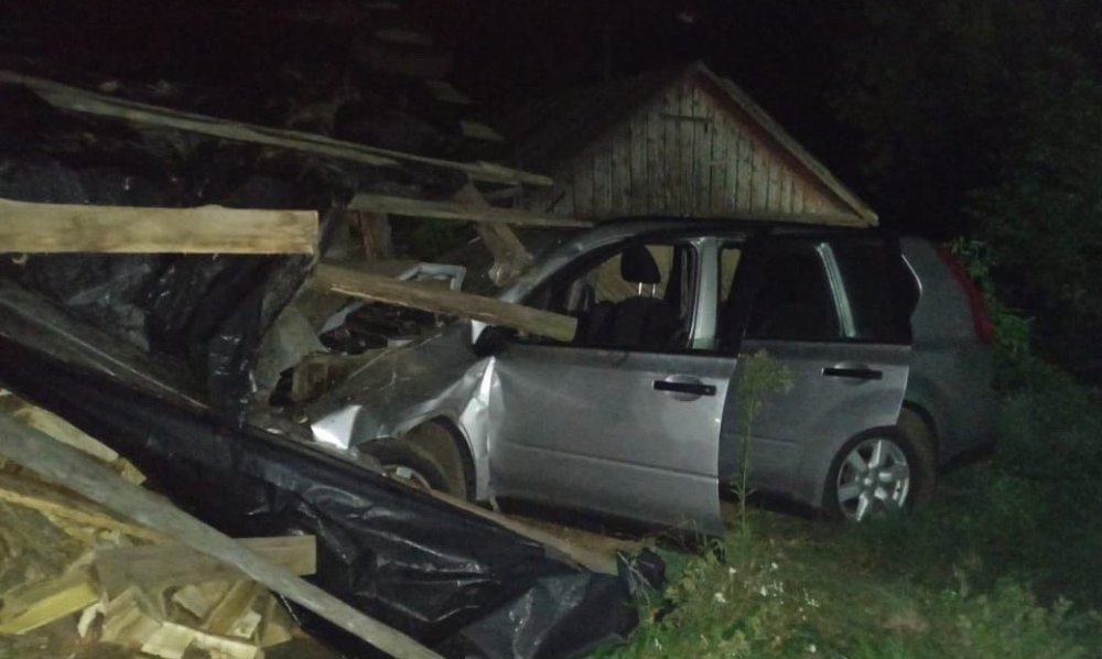 ДТП на Сумщині: кросовер злетів з дороги та розвалив споруду, двоє людей поранені