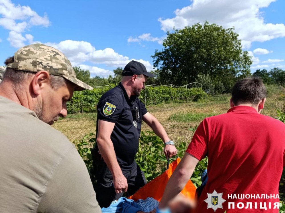 На Київщині поліцейські відшукали вкрай знесилену стареньку, яка блукала кілька днів (ФОТО)