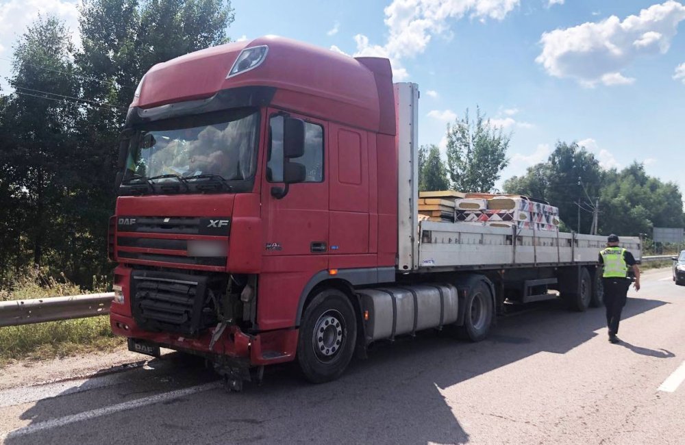 На Рівненщині вантажівка наздогнала легковик: загинула літня жінка та травмовані троє людей (ФОТО)