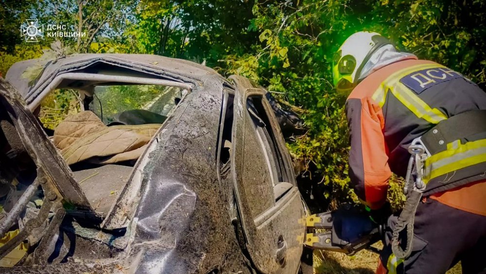 На Київщині рятувальники фактично вирізали з автомобіля тіло загиблого у ДТП водія