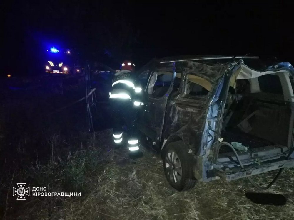 На Кіровоградщині рятувальники деблокували із перекинутої автівки тіло жінки та пораненого чоловіка