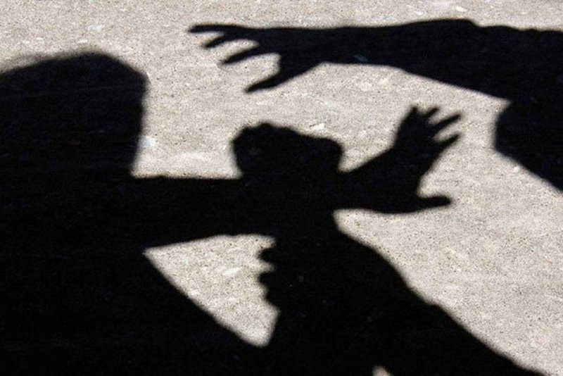 Побили, пограбували та мало не спалили живцем: на Миколаївщині підозрюють трьох зловмисників
