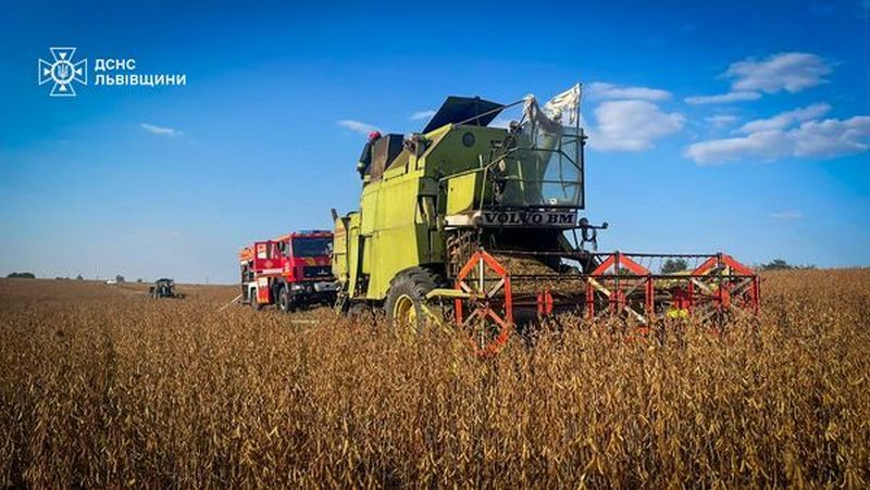 Збирав урожай і загорівся: пожежники врятували комбайн (ФОТО)