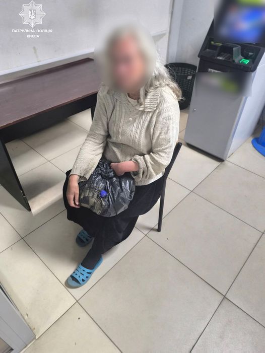 Ходила поміж машинами по дорозі: патрульні врятували киянку (ФОТО)