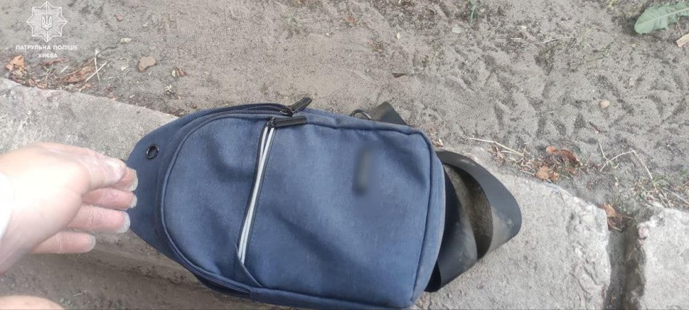 На дитячому майданчику у Києві жінка натрапила на пістолет з набоями (ФОТО)