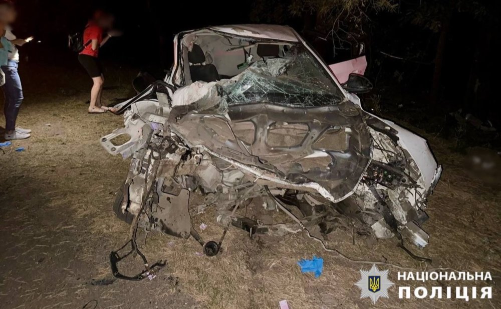 Водій в’їхав у дерево: на Київщині у ДТП загинуло двоє людей (ФОТО)