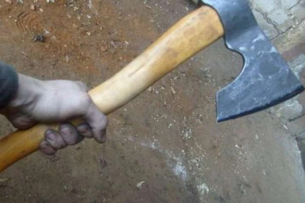 На Київщині чоловік вдарив сусідку сокиркою по голові