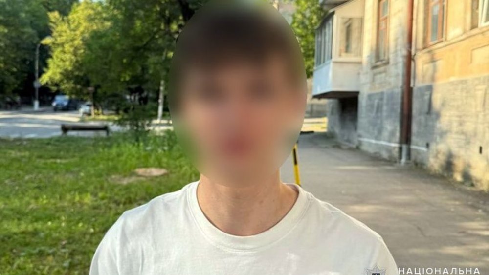 Прикинувся дівчиною: на Хмельниччині 19-річний хлопець ошукав військового
