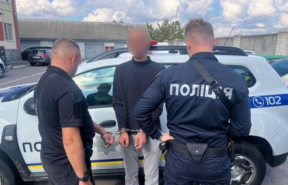 Раніше судимий за вбивство чоловік побив та пограбував бабусю, яка його прихистила