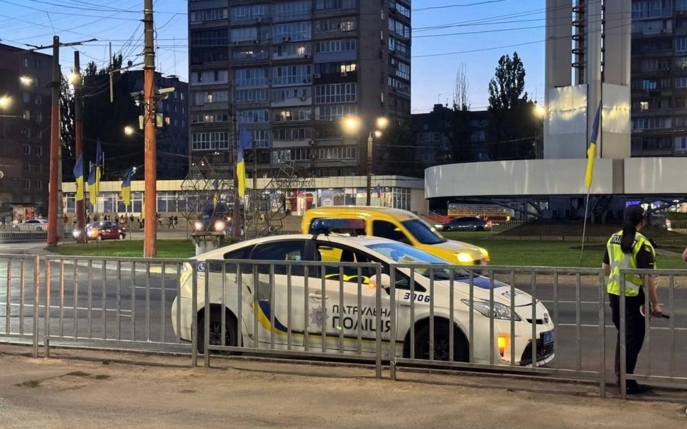 У Кривому Розі невідомі обстріляли авто: є поранені (ФОТО)