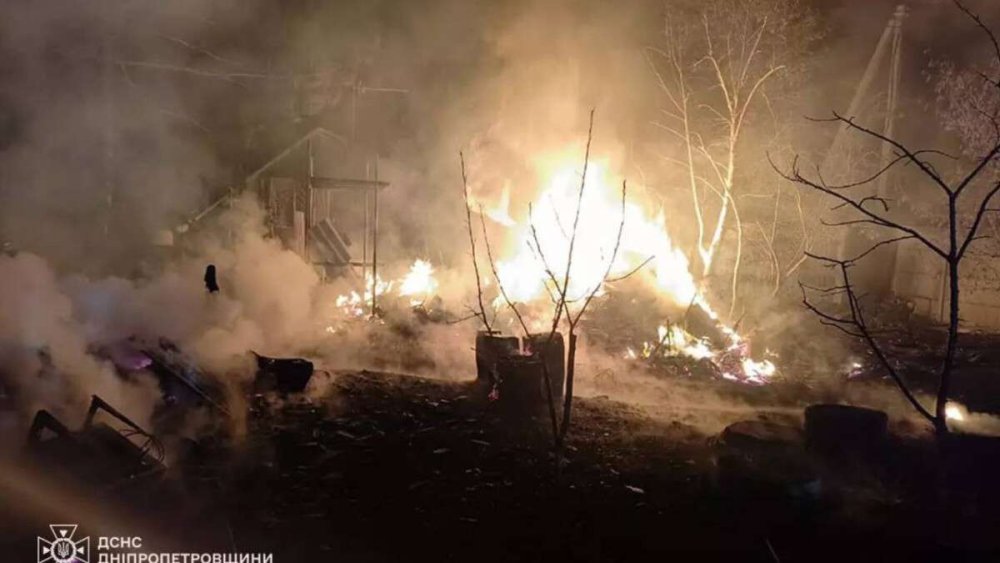 У Дніпровському районі з охопленого вогнем будинку врятували чоловіка