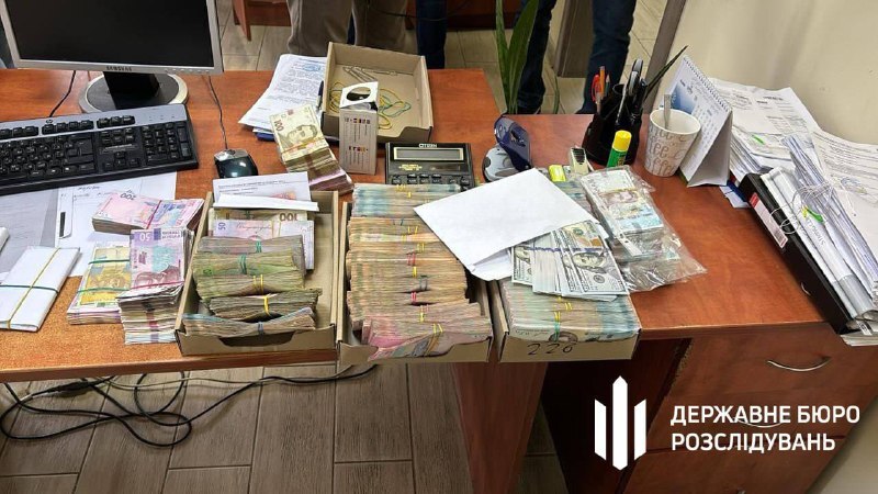 Лежав на сотнях тисяч доларів: на Хмельниччині ДБР викрило керівника пенсійного фонду