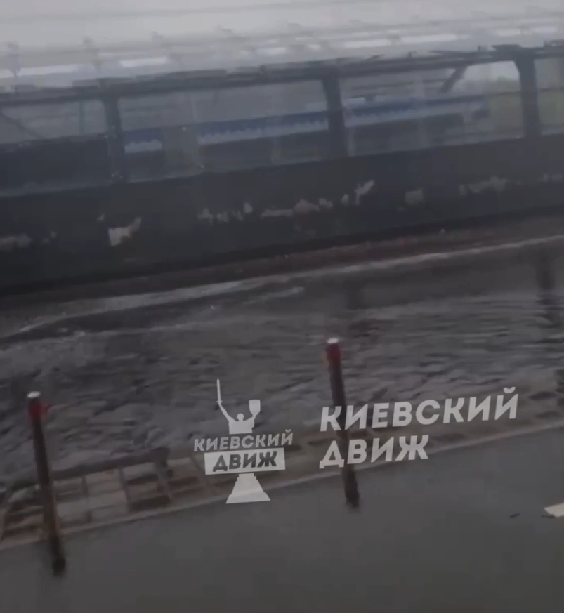 У Києві через сильний дощ затопило торгові центри (ФОТО)