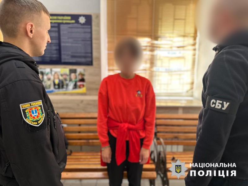 В Одесі повідомлено про підозру жінці, яка намагалася вивісити російський триколор на Європейській площі