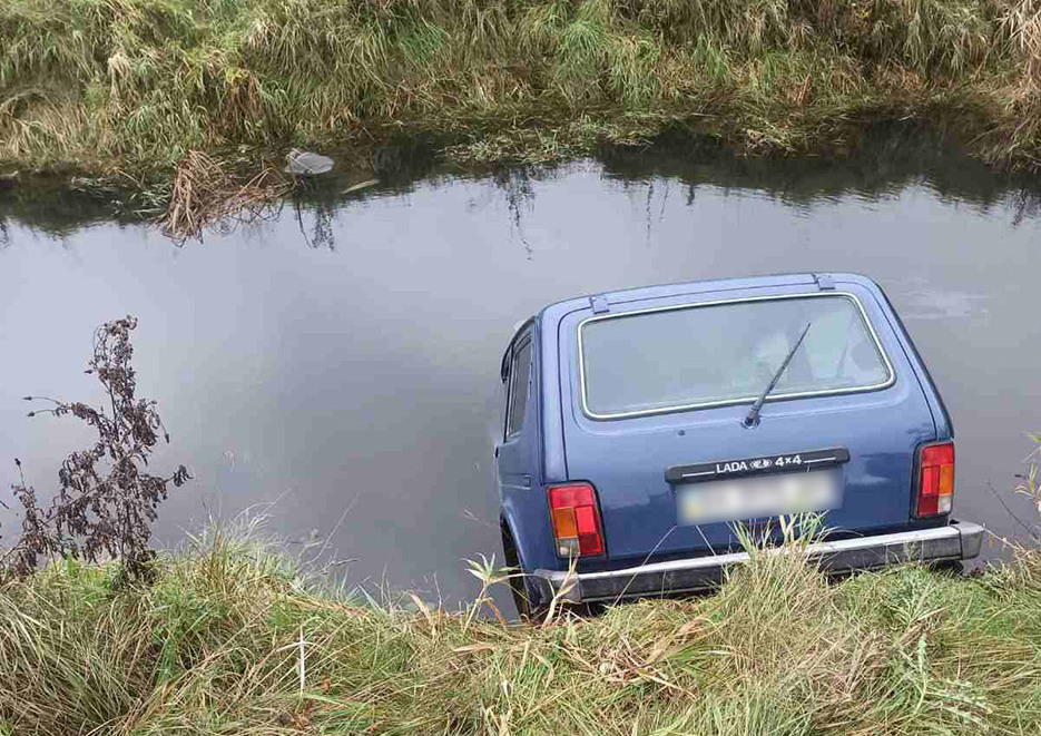 На Хмельниччині у рові з водою знайшли автомобіль, а в ньому тіло літнього водія