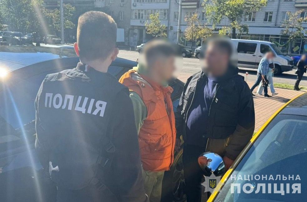 Повний багажник валюти: киянин взяв хабар у 10 тисяч доларів за надання броні від ЗСУ (ФОТО)